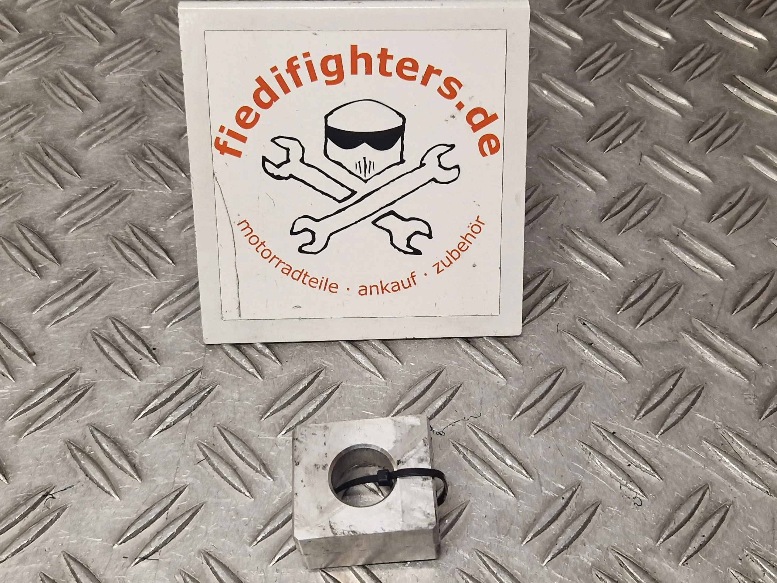 Kettenspanner Spanner Kette Kawasaki Z900 ZR900HA2 Bj.22 35KW 11500km