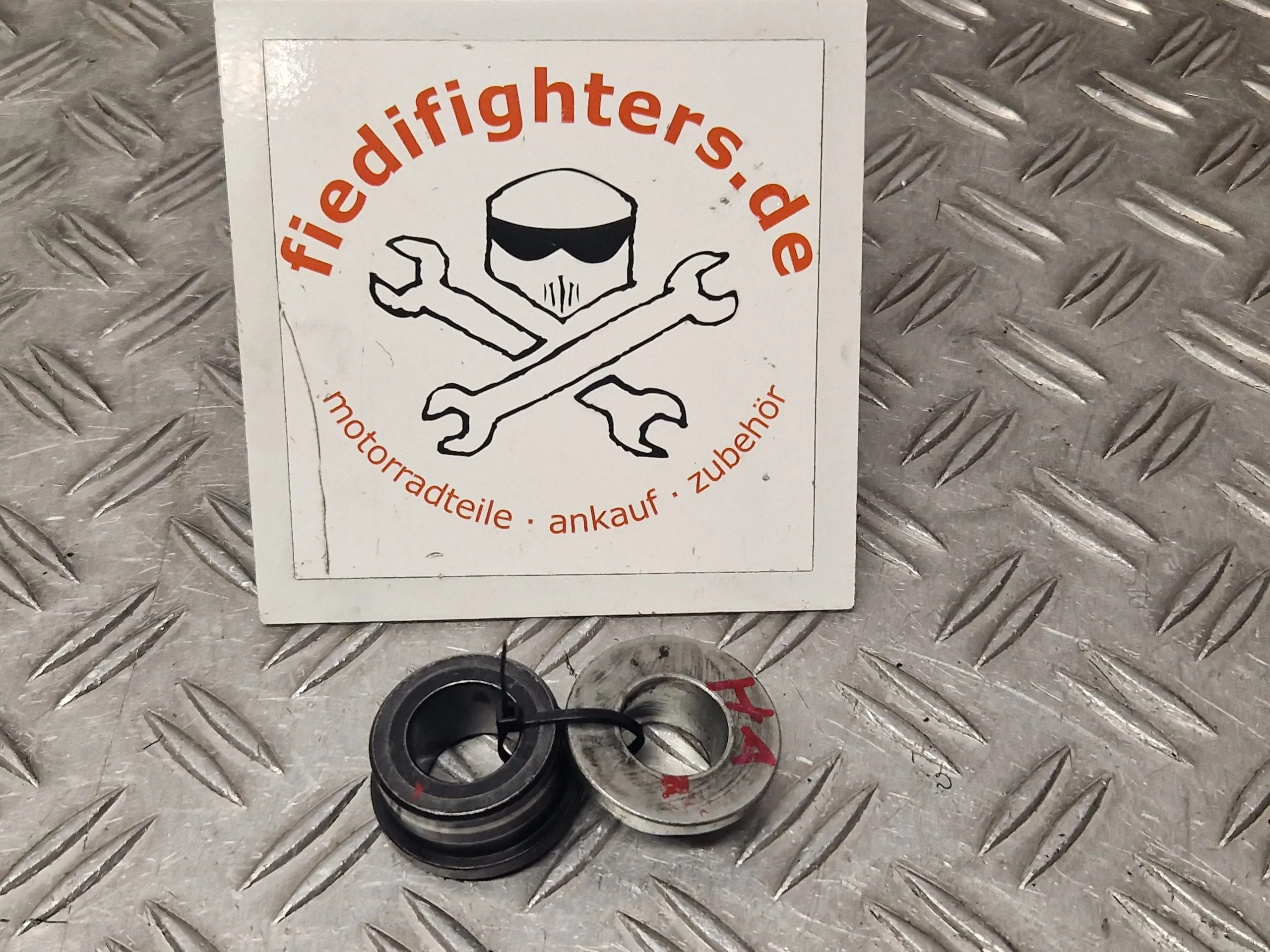 Steckachsenhülsen hinten Steckachse Kawasaki Z900 ZR900HA2 Bj.22 35KW 11500km