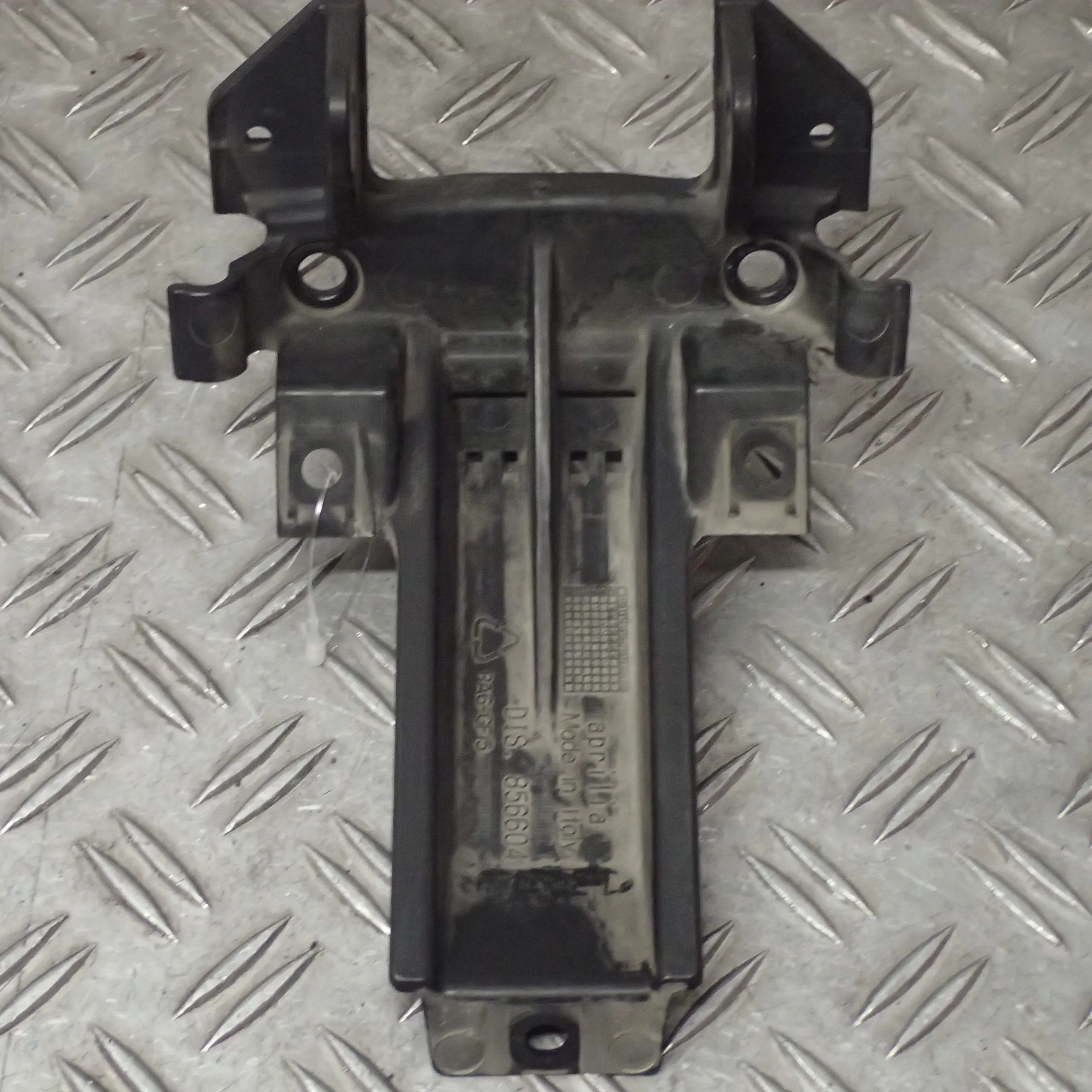 Halter Verkleidungshalter Verkleidung Aprilia Dorsoduro 1200 TV Ez.13 26301km