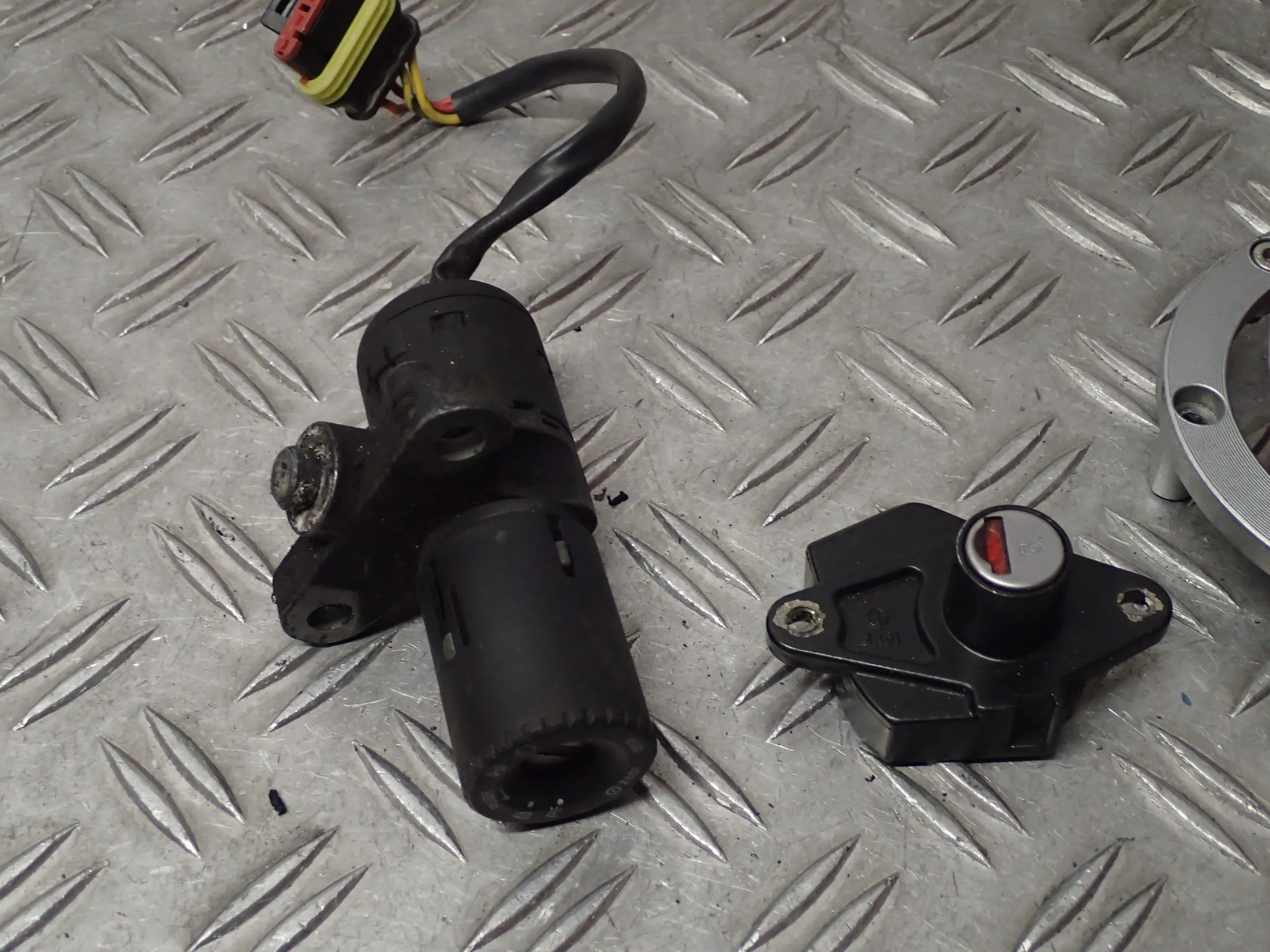 Schloßsatz Schloß Lock Set Keys Benelli TNT 1130 Bj.04