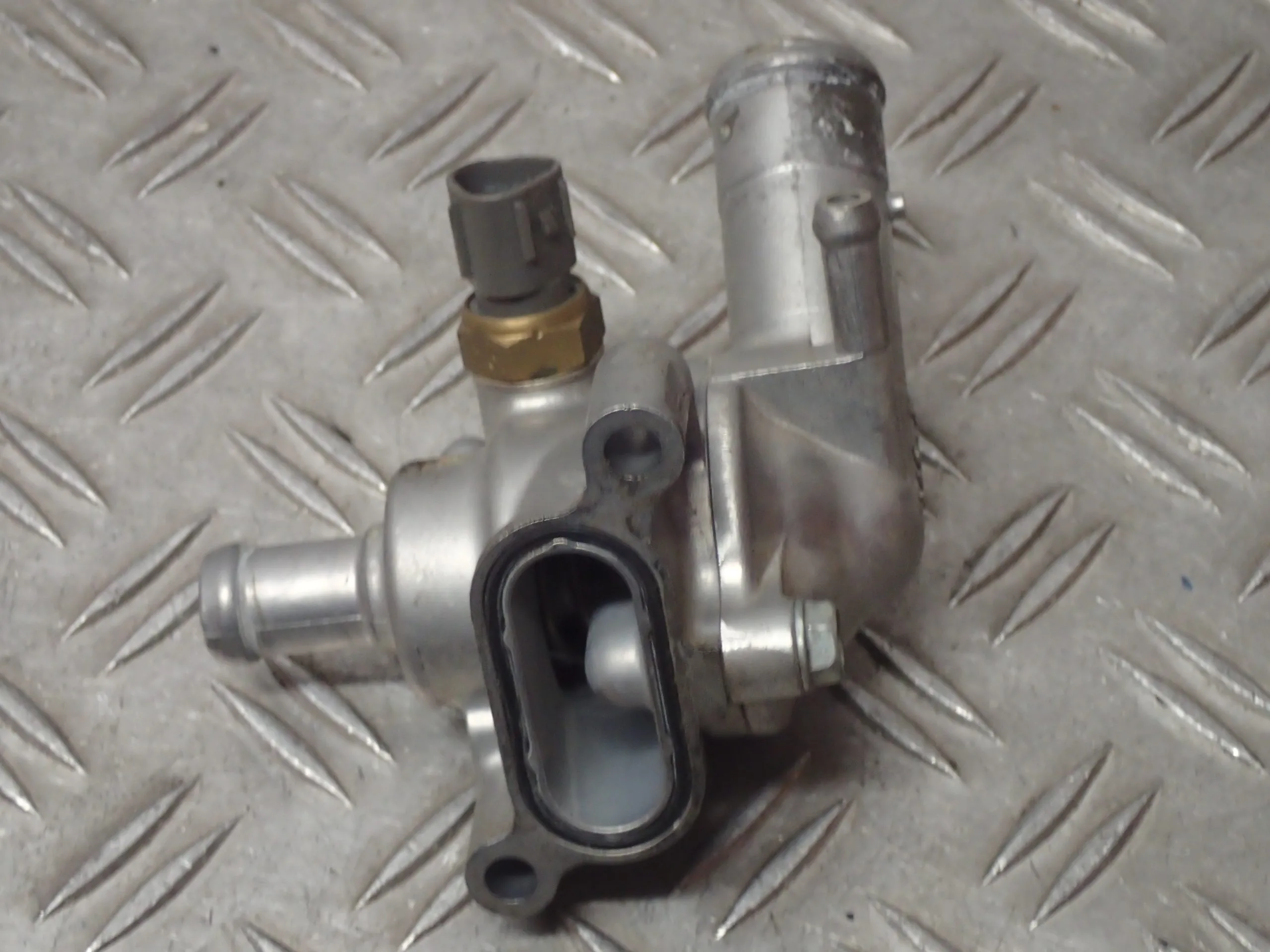 Thermostat Gehäuse Kühler Fühler Temperatur Honda CBR 900 RR SC50 38867km