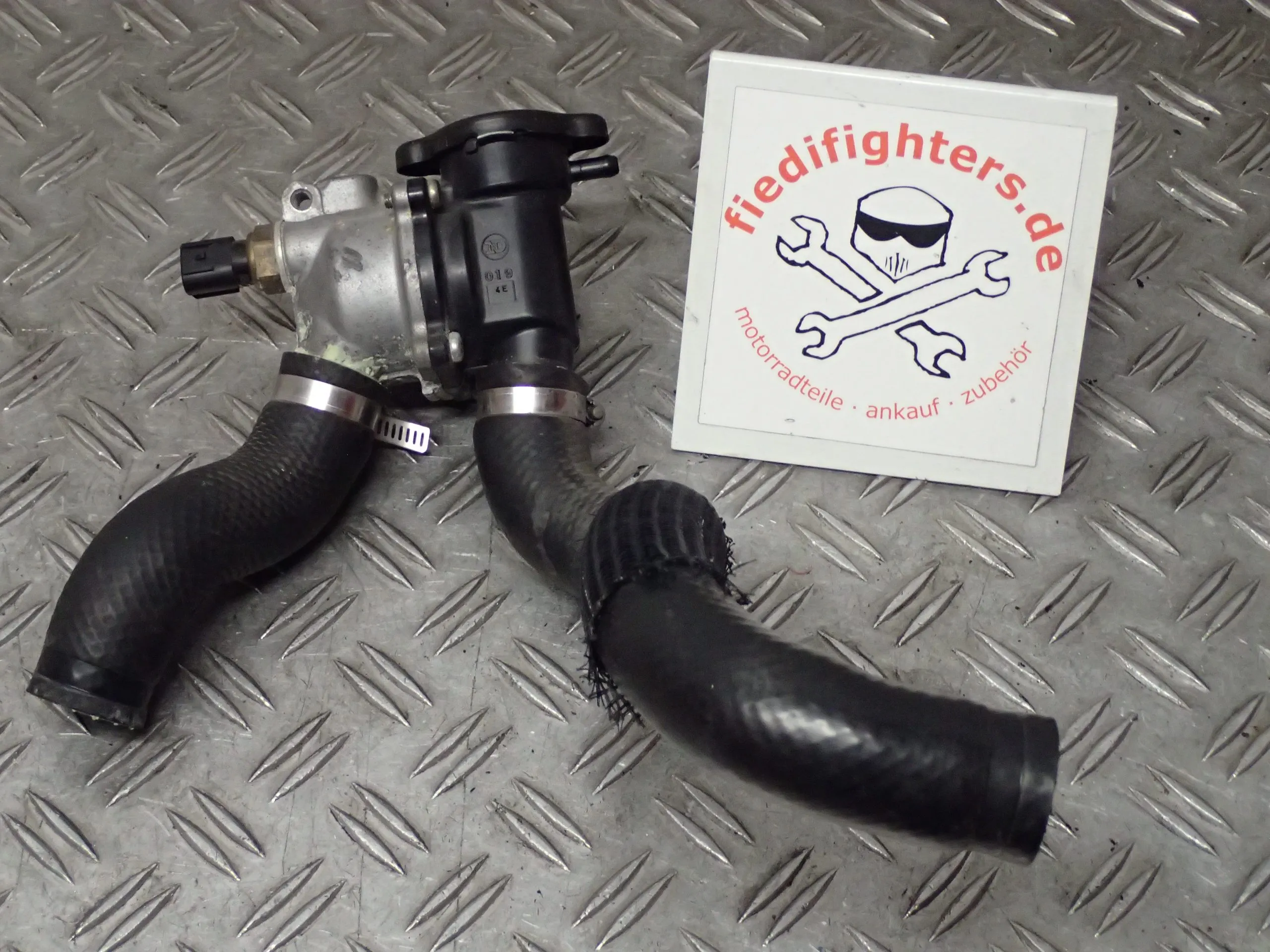 Thermostatgehäuse Thermostat Geber Motor Kawasaki Z 750 ZR750J EZ.04 39672km