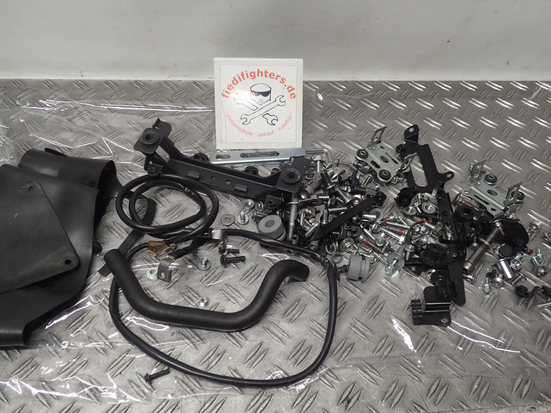 Schrauben Halter Kleinteile Kawasaki Z900 ZR900F BJ.22 92 KW 8239km