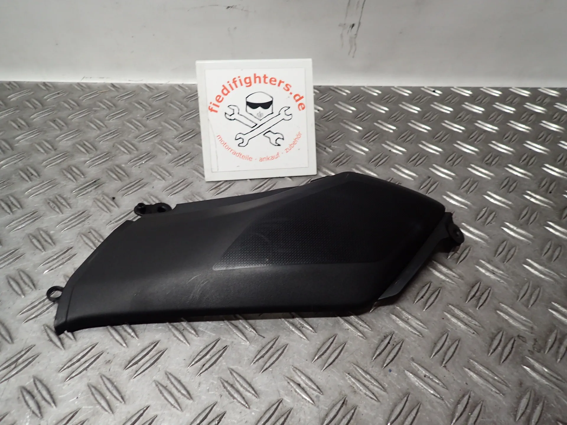 Verkleidung Knie Knieverkleidung links Kawasaki Z900 ZR900HA2 Bj.22 35KW 11500km