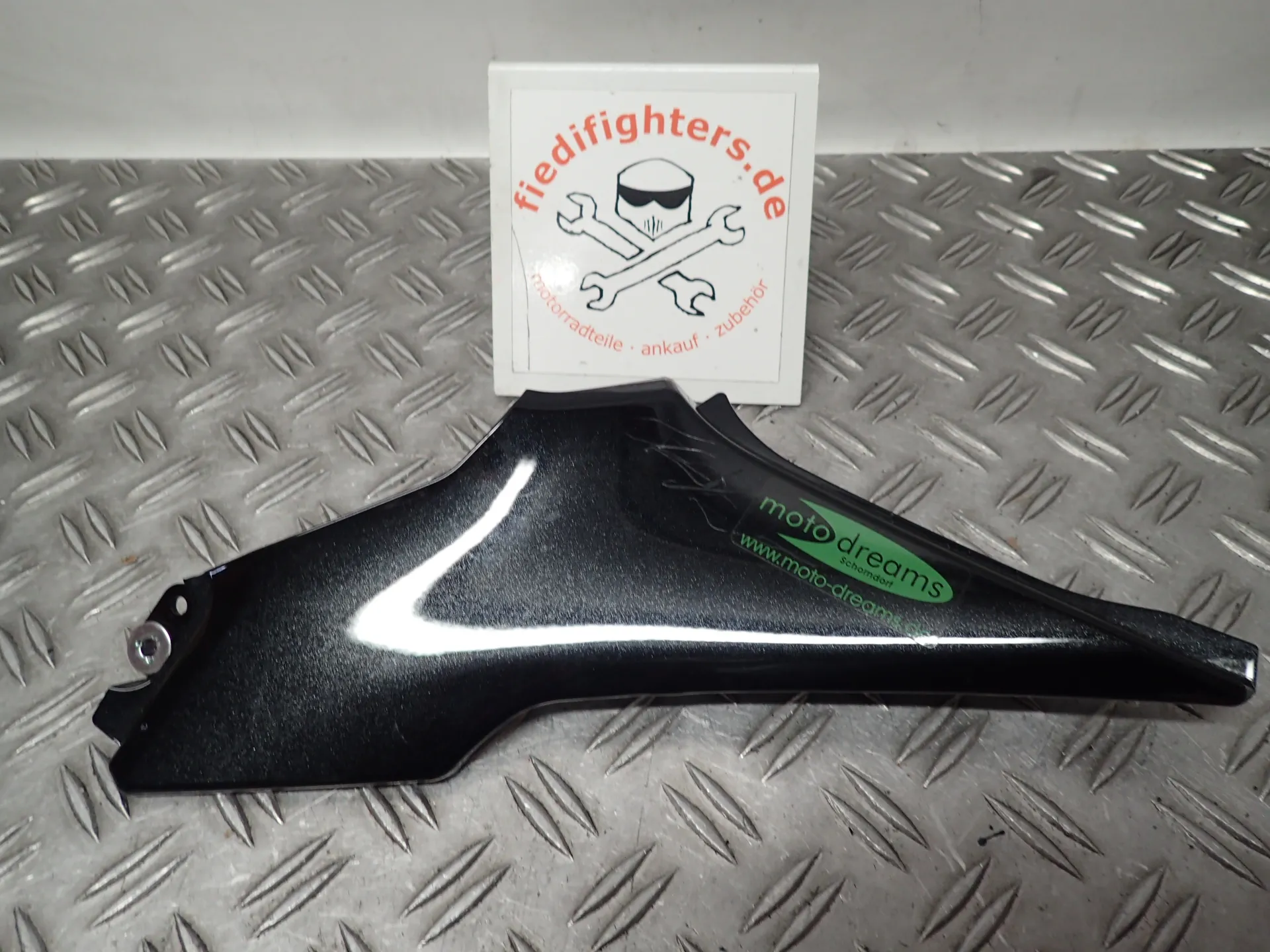 Verkleidung Sitz Rahmen links Kawasaki Z900 ZR900HA2 Bj.22 35KW 11500km