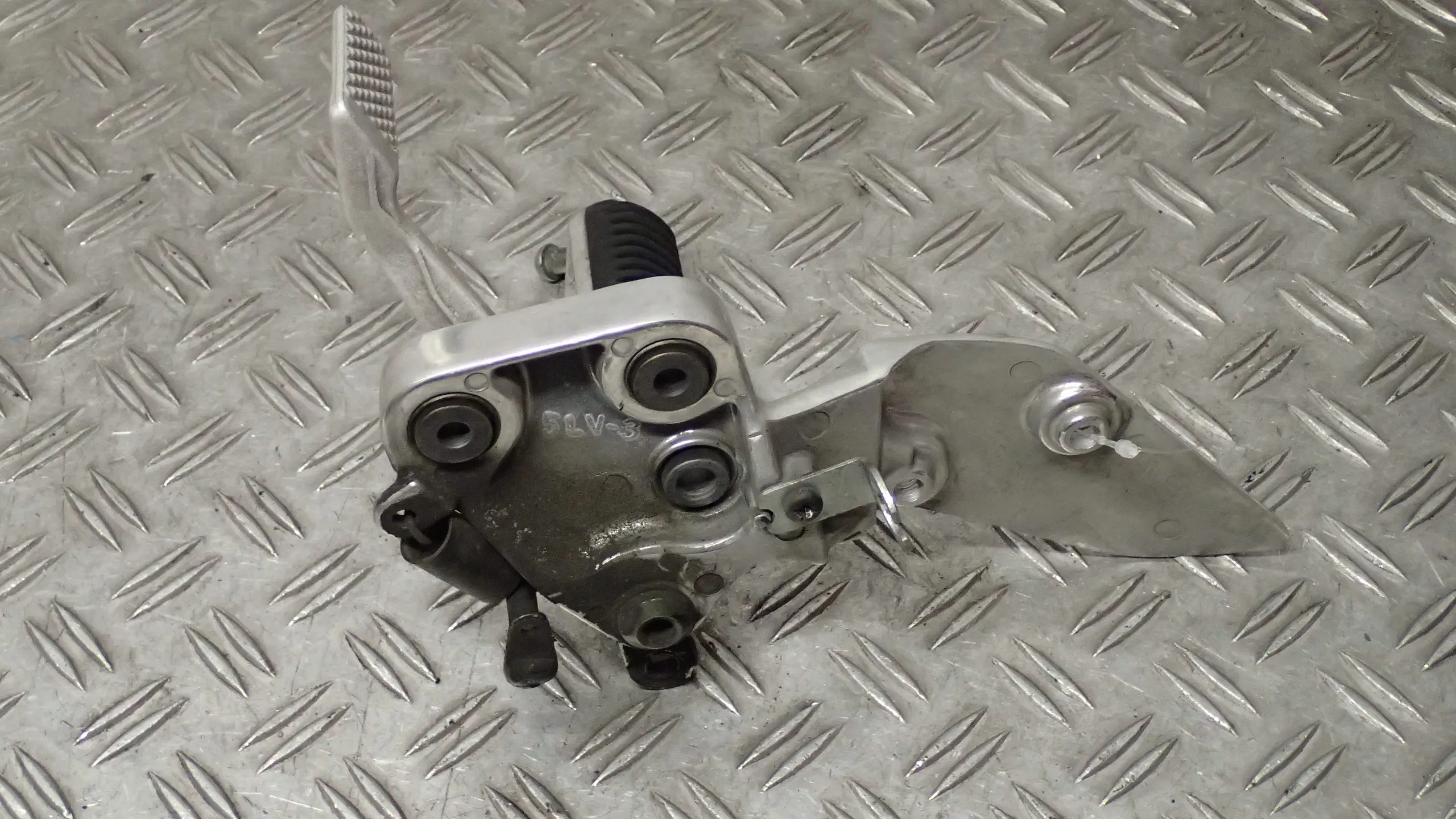 Vorne Rechts Fahrer Fußraste Yamaha Fazer 1000 RN06 EZ.03 39525km